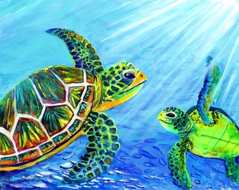 Op de afbeelding: Een schilderij van twee groene zeeschildpadden die in blauw water zwemmen. De grotere schildpad is op de voorgrond en de kleinere schildpad is op de achtergrond. Het water wordt verlicht door een heldere lichtbron erboven.