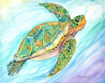 Puede incluir: Pintura acuarela de una tortuga marina verde nadando en agua azul. La tortuga tiene un caparazón verde con acentos amarillos y naranjas. El agua está pintada en azul, morado y blanco.