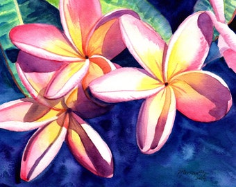 Puede incluir: Pintura acuarela de tres flores de plumeria rosadas y amarillas con hojas verdes sobre un fondo azul oscuro. La firma del artista y el año 2019 son visibles en la esquina inferior derecha.