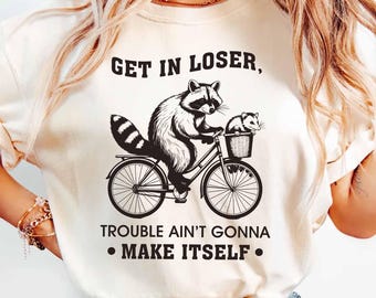Chemise Get In Loser, Chemise Trouble Ain't Gonna Make Itself, Chemise raton laveur drôle, T-shirt raton laveur sarcastique, Chemise meme, Cadeau pour les amateurs de raton laveur