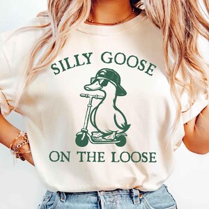 Silly Goose On The Loose Shirt, Silly Goose Farm T-Shirt, Cute Goose Shirt Gifts for Farm Girls, Aesthetic Meme Goose T-Shirt, Funny Gift