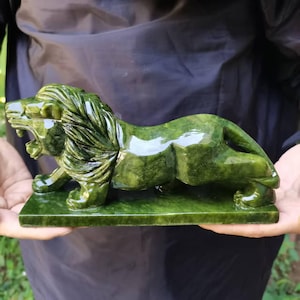 Natural Green Jade Classic Africa Lion Evil Foo Dog Lion Sculpture Artwork South Africa Sculpture Male Lion Cougar Animal jade Statue gift
