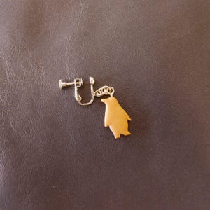 small golden penguin earrings <Animal motif earrings. Recommended for both men and women. The penguin silhouette gives it a mature look.>
