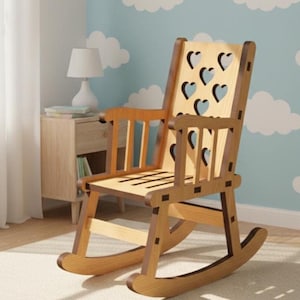 Op de afbeelding: Houten schommelstoel met hartvormige uitsparingen op de rugleuning. De stoel heeft een natuurlijke houten afwerking en is ontworpen voor een kinderkamer. De stoel staat op een lichtgekleurd tapijt voor een muur met een wolkenpatroon.