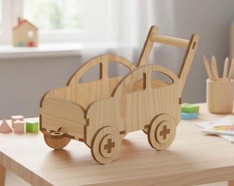 Op de afbeelding: Houten speelgoedauto met een handvat, ontworpen voor peuters. De auto is gemaakt van lichtgekleurd hout en heeft een carrosserie in de vorm van een auto met uitgesneden ramen en wielen. Het handvat is bevestigd om te duwen. Kinderspeelgoed.