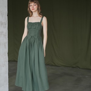 Maeve in Sage Grünes Midi Kleid aus Leinen: Korsett Schleife Bindebänder Cottagecore Style