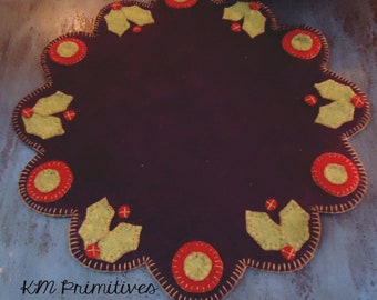 HOLLY MAT - Scalloped Edge Penny Rug Applique Digital Pattern