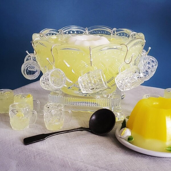 Miniature LEMONADE Punch Bowl & Dessert SET para buffets especiales de verano - Tazón de vidrio vintage y vasos de plástico para muñecas de moda a escala 1: 6