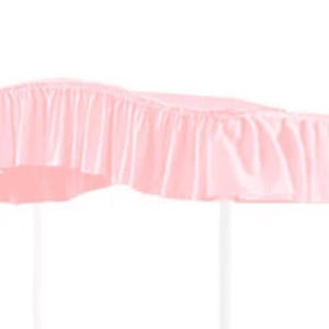 Pu&ograve; includere: Un baldacchino in tessuto rosa chiaro caratterizzato da un bordo arricciato che si estende lungo il perimetro. Il materiale &egrave; di un colore rosa pastello solido e uniforme, e il design include un piccolo inserto quadrato con un primo piano.