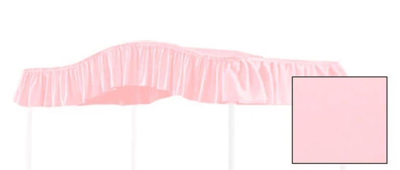 Pu&ograve; includere: Un baldacchino in tessuto rosa chiaro caratterizzato da un bordo arricciato che si estende lungo il perimetro. Il materiale &egrave; di un colore rosa pastello solido e uniforme, e il design include un piccolo inserto quadrato con un primo piano.