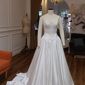 Vestido de novia de seda con corsé vintage, cintura vasca y escote desmontable con hombros descubiertos - Vestido de novia elegante EMI