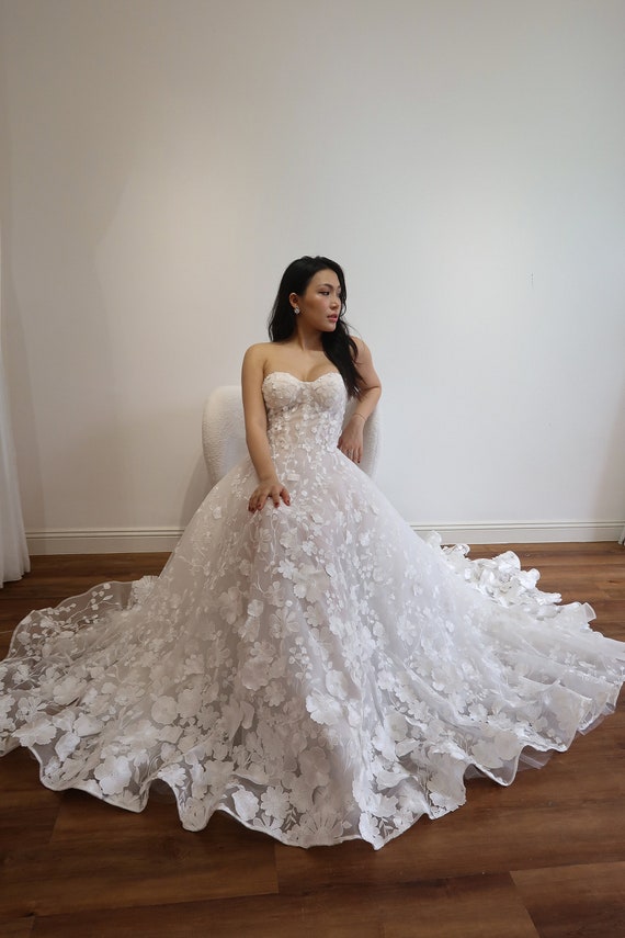 Abito Da Sposa Con Fiori Ricamati Gown Abiti Da Sposa A Trapezio