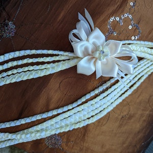 2 colors integrated on all 5 strands.
This was created with ivory and white.