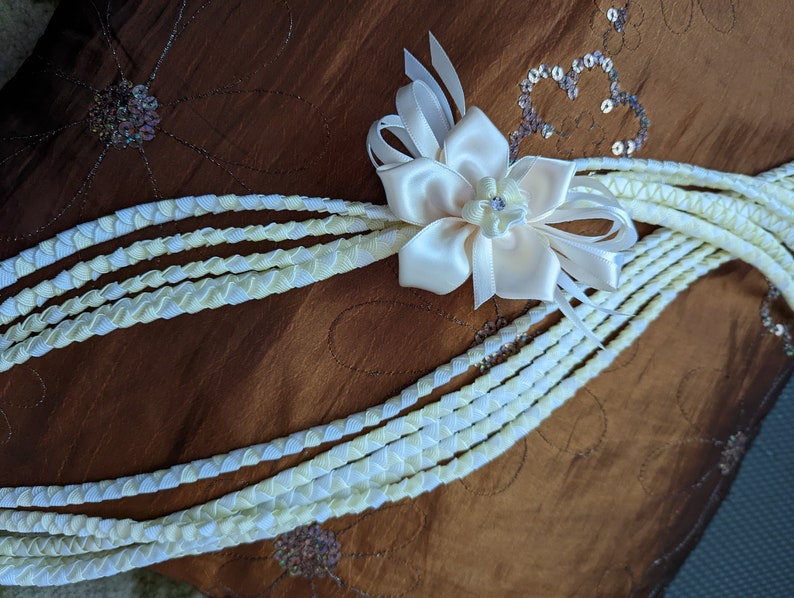 2 colors integrated on all 5 strands.
This was created with ivory and white.