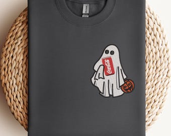 Broderad Halloween-spöktröja – Söt läskburk-spökdesign – Rolig läskig tröja – Mysig hösttröja – Bus eller godis-tröja