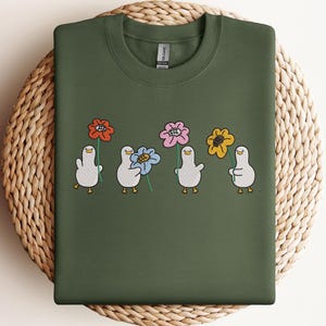 Camiseta con flor de pato bordada, sudadera con pato divertido bordado, lindos patos de dibujos animados con flores divertidas, sudadera para amantes de los patos, pato bordado