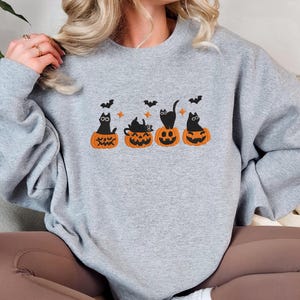 Embroidered Halloween Cat Sweatshirt – Black Cats in Pumpkins, Spooky Fall bild 3