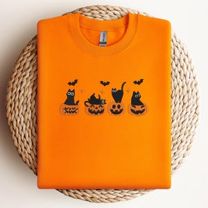 Embroidered Halloween Cat Sweatshirt – Black Cats in Pumpkins, Spooky Fall bild 6