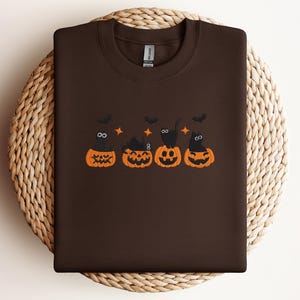 Embroidered Halloween Cat Sweatshirt – Black Cats in Pumpkins, Spooky Fall bild 4
