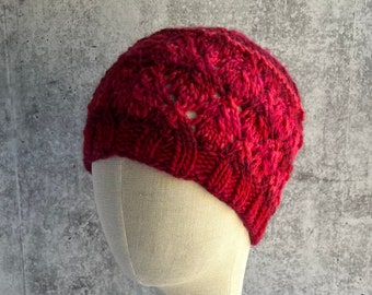 Cloche Red Hat tricoté main en laine mérinos avec dentelle rouge cerise