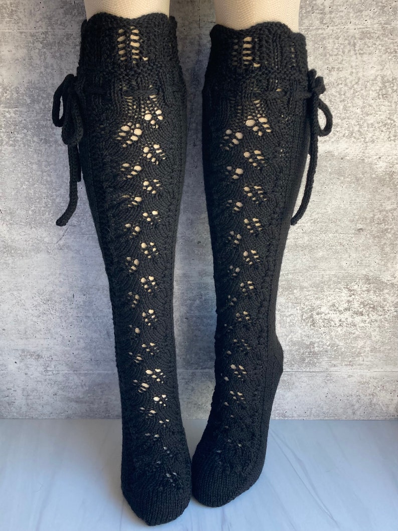 Chaussettes hautes classiques en dentelle noire avec empiècement en laine mérinos avec liens Pantalon en tricot à la main image 8