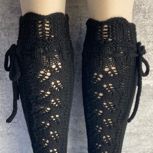 Chaussettes hautes classiques en dentelle noire avec empiècement en laine mérinos avec liens Pantalon en tricot à la main image 6