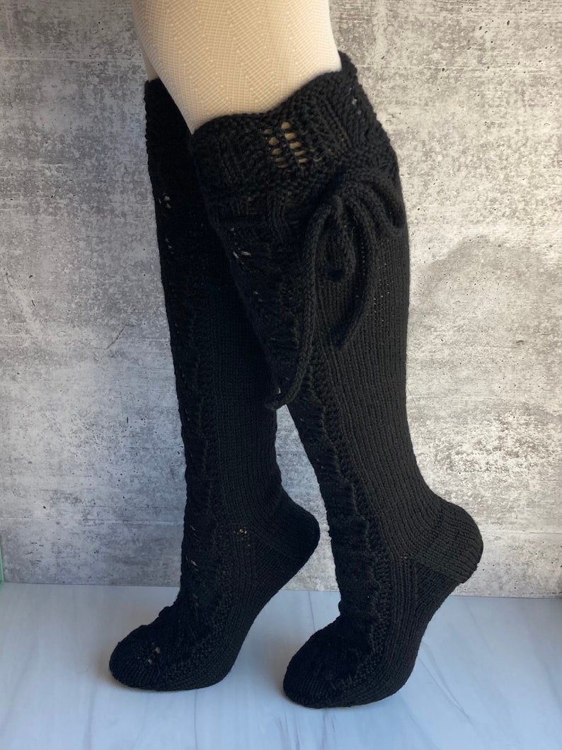 Chaussettes hautes classiques en dentelle noire avec empiècement en laine mérinos avec liens Pantalon en tricot à la main image 4