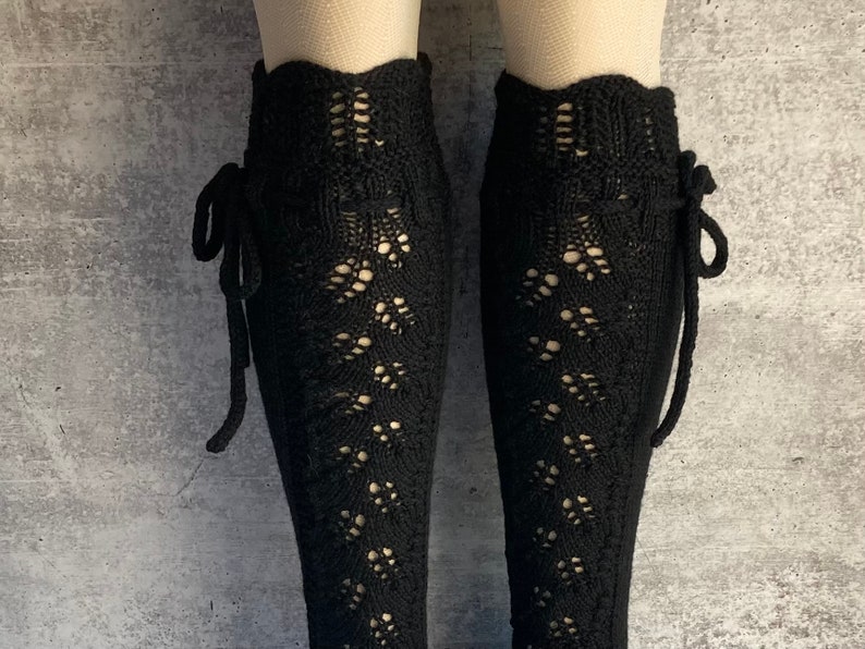 Chaussettes hautes classiques en dentelle noire avec empiècement en laine mérinos avec liens Pantalon en tricot à la main image 1