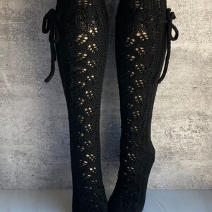 Chaussettes hautes classiques en dentelle noire avec empiècement en laine mérinos avec liens Pantalon en tricot à la main image 2