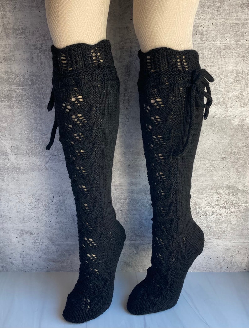 Chaussettes hautes classiques en dentelle noire avec empiècement en laine mérinos avec liens Pantalon en tricot à la main image 3