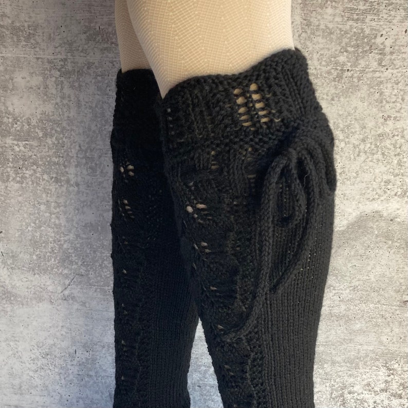 Chaussettes hautes classiques en dentelle noire avec empiècement en laine mérinos avec liens Pantalon en tricot à la main image 7