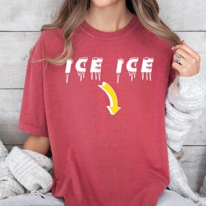 Koszulka Pregnancy Reveal Comfort Colors®, Koszulka Ice Ice Baby, Koszulki dla przyszłych mam, Ogłoszenie o dziecku, Koszulka ciążowa, Zabawna koszulka ciążowa