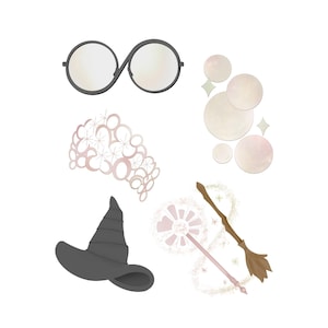 Puede incluir: Ilustración de accesorios con temática de brujas. La imagen incluye un par de gafas redondas, una corona floral rosa, un sombrero de bruja gris, una escoba marrón y una varita mágica rosa. También hay varios círculos y estrellas de color rosa claro.