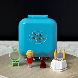100% Complete 1991 vintage Polly Pocket Polly&#39;s Dinner Time Ring and Ring Case