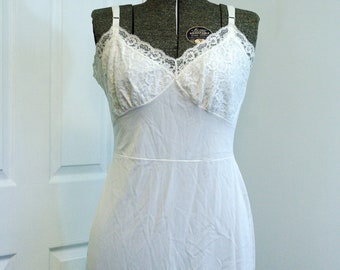 1950s white nylon lace full dress slip by Reitman's M B 38" W 29"