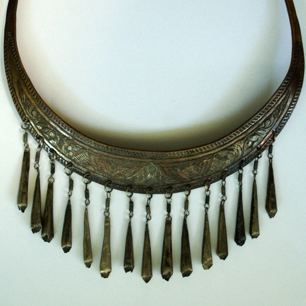 collier vintage Hmong (Miao) en laiton gravé et plaque argentée