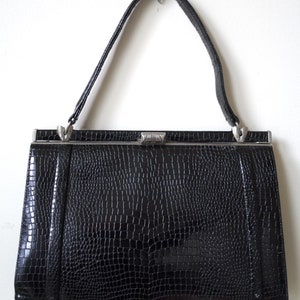 Bolso de mano de piel de serpiente sintética negra de los años 1950/1960 con herrajes plateados, fabricado en Inglaterra por LBF