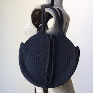 Bolso grande, cartera, bolso de mano, bolso de mano, bolso de mano, de la década de 1940, con forma de alfombra de trapo negra cosida y redonda