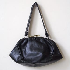 Petit sac de soirée / sac à main en similicuir noir des années 40 avec cadenas doré et porte-monnaie Aquatan anglais Tarkor Bags