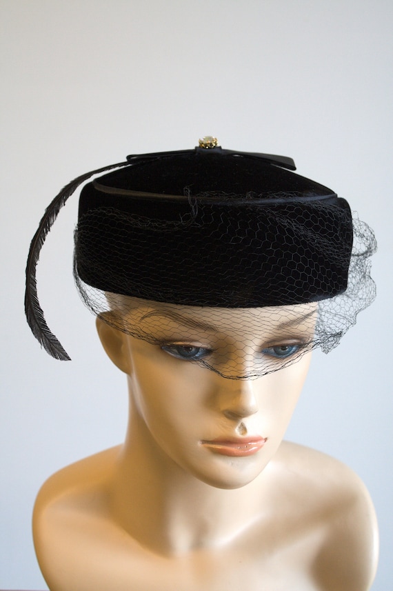 1950s or 1960s black velvet pillbox hat with netti