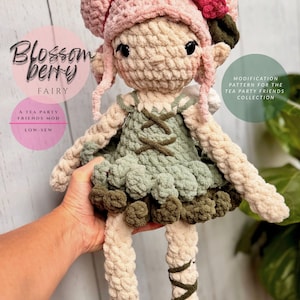 Könnte beinhalten: Eine handgefertigte Häkelfee-Puppe mit rosa Hut und grünem Kleid. Die Puppe hat schwarze Augen und kleine weiße Flügel. Der Text "Blossom Berry Fairy" steht links und "Modification Pattern for the Tea Party Friends Collection" steht rechts.