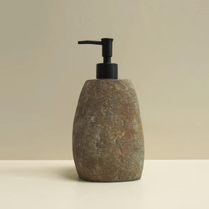 Distributeur de savon en galets de rivière et marbre naturel | Décoration de salle de bain artisanale