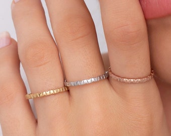 Anel texturizado em ouro maciço | Anel delicado para usar em conjunto com outros anéis | Anel minimalista em ouro | Anel martelado em ouro | Presente elegante em ouro | Aliança simples em ouro