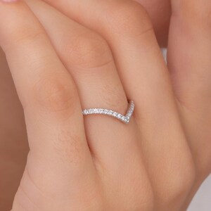 Minimalistischer Chevron Goldring |  V-förmiger Ring mit Zirkonia Stein | Minimalistischer Solid Gold Ehering | Zierliche Versprechen Ring |