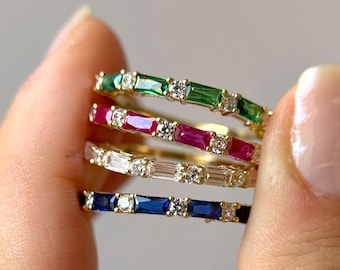 Anel dourado com pedra de nascimento em formato de baguete, delicado anel de cristal multicolorido para usar em conjunto com outros anéis.