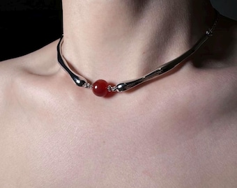 Colar artesanal com cristais vermelhos