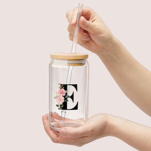 Vaso de sorbete personalizado de 16 oz con tapa y pajita. Vaso de lata personalizado con inicial floral. Regalo para dama de honor, taza de despedida de soltera. Regalos personalizados para amigos.