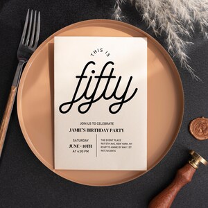 Fünfzig (oder jedes Alter) Minimalistische 50. Geburtstagsparty Einladung druckbare Karte | EDITIERBARE VORLAGE minimalistische Einladung mit Handyversion