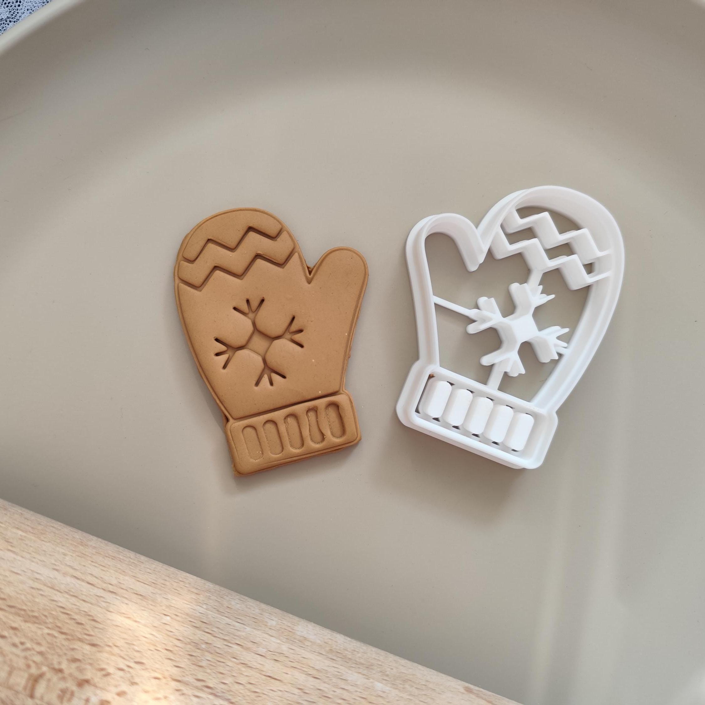 Christmas Glove Cookie Cutter: Holiday Baking, Festive Kitchen Tool