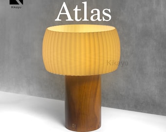 Lampe de table ATLAS – abat-jour plissé et base en bois | Lumière ambiante chaude | Éclairage minimaliste fait main